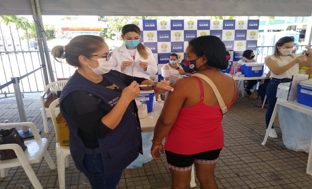 Mais de 2 mil pessoas foram vacinadas até agora no mutirão anticovid na frente do Palácio